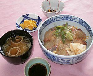 ぶりの漬け丼